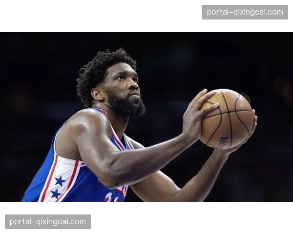 终场哨响，恩比德跪地掩面，76人附加赛惊险晋级